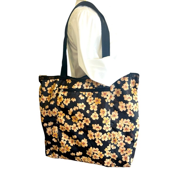 Lesportsac extra large weekender tote in excellent condition zipper closure - Picture 2 of 6